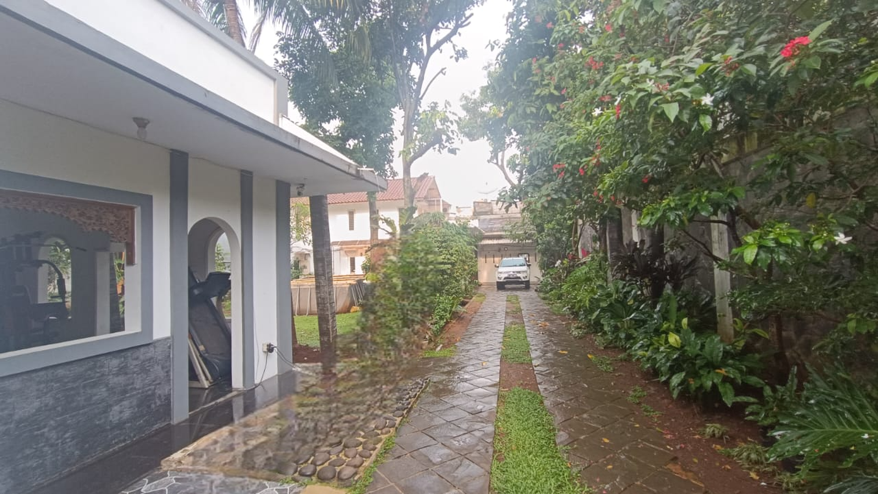 3 Rumah nyaman dan asri dengan halaman yg luas di Jagakarsa, pinggir jalan