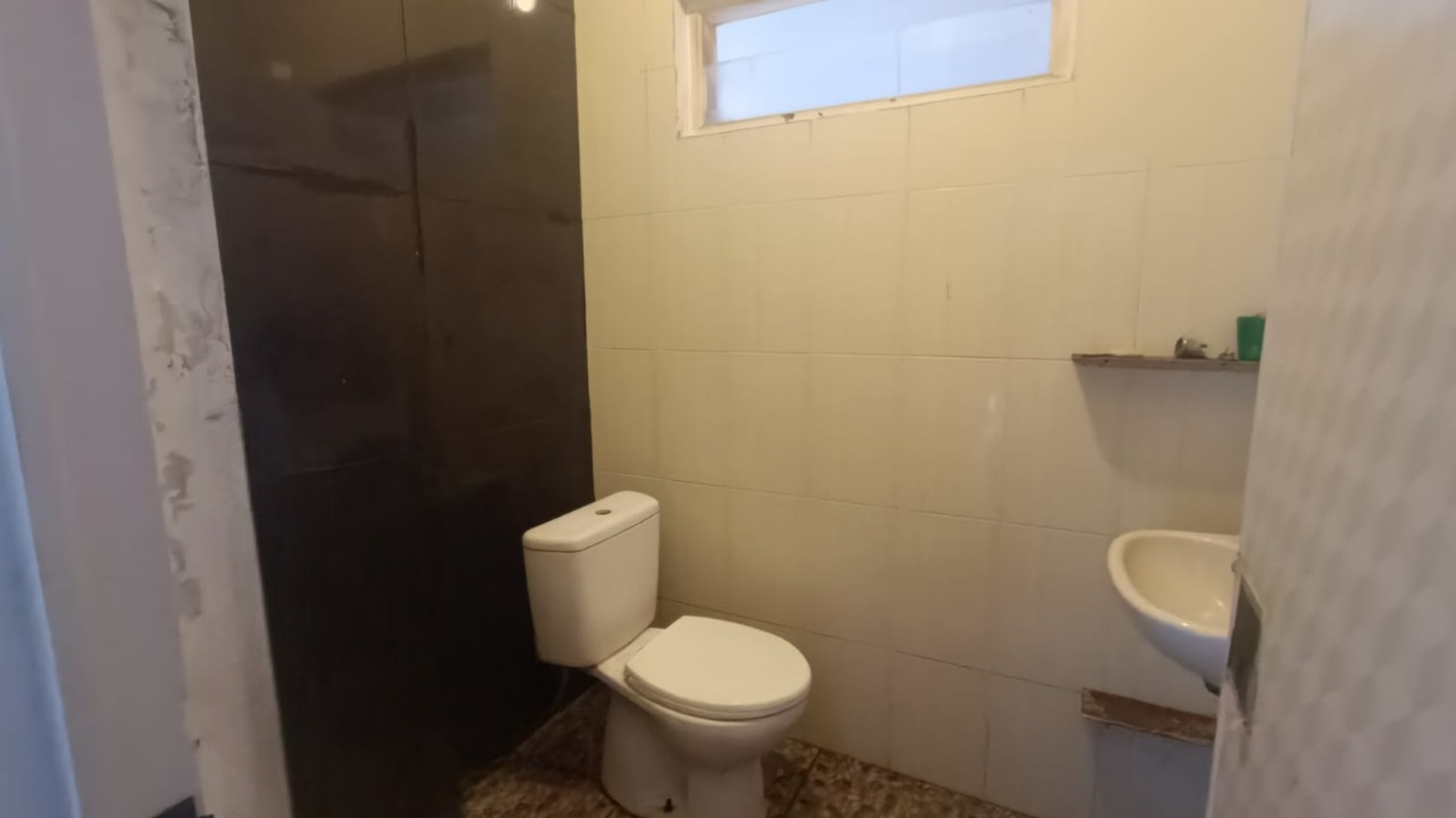 3 Rumah nyaman dan asri dengan halaman yg luas di Jagakarsa, pinggir jalan