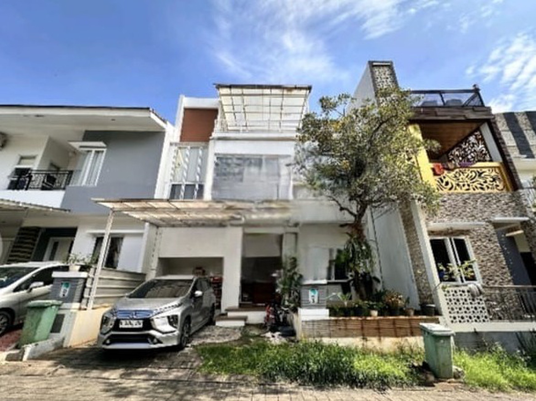 Di Jual Rumah 2 lantai Di perumahan grand matoa dengan desain modern yang memukau