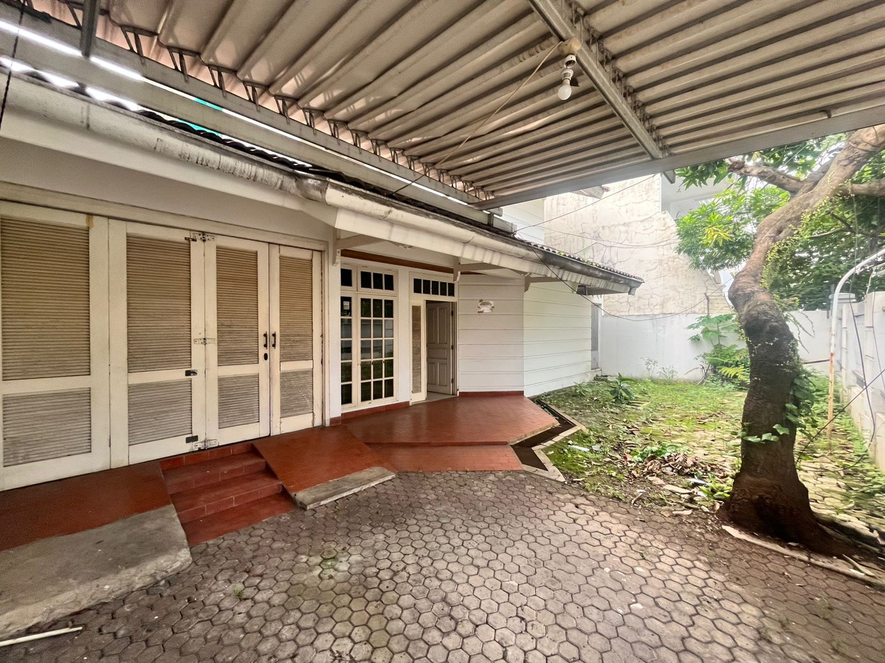 Disewakan rumah dalam komplek di lebak bulus dekat stasiun MRT. Bisa untuk kantor