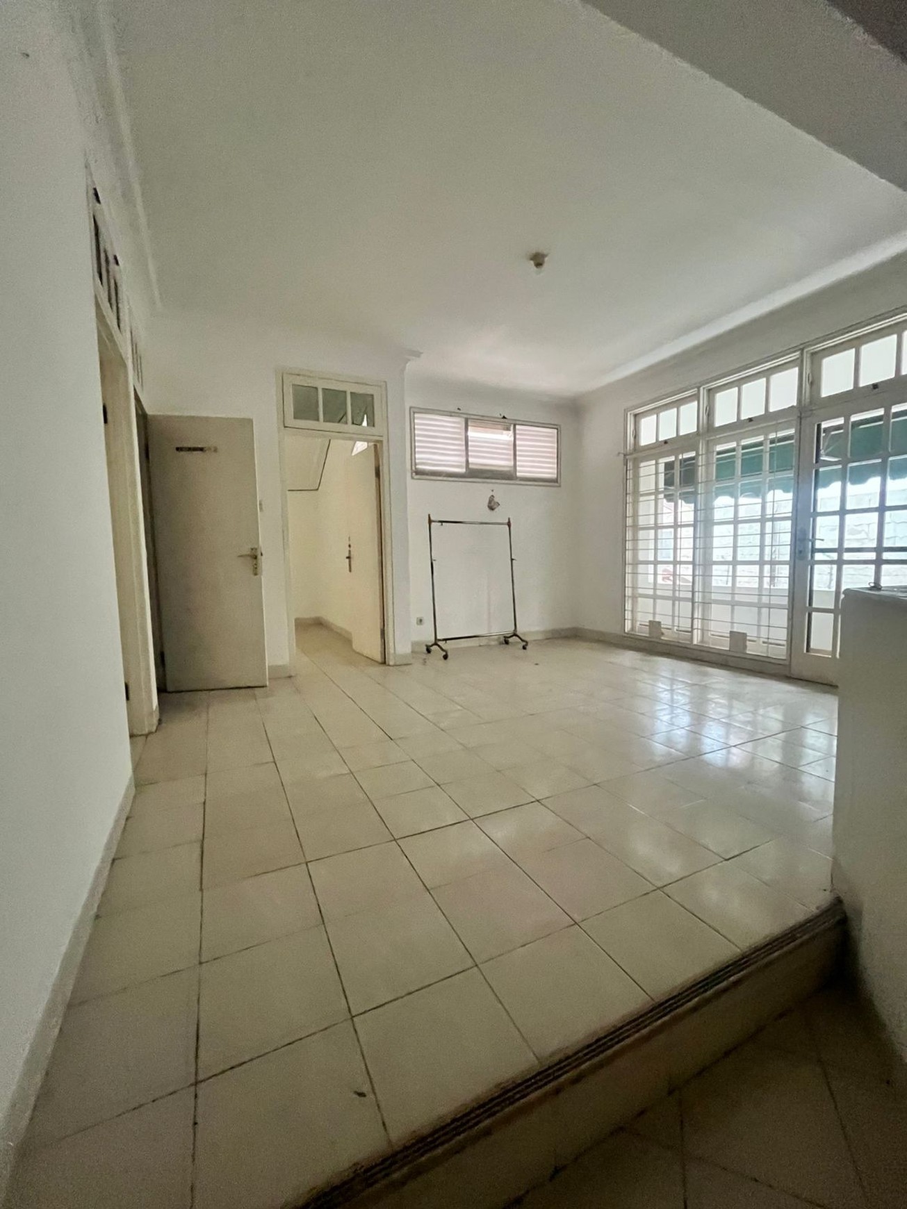 Disewakan rumah dalam komplek di lebak bulus dekat stasiun MRT. Bisa untuk kantor
