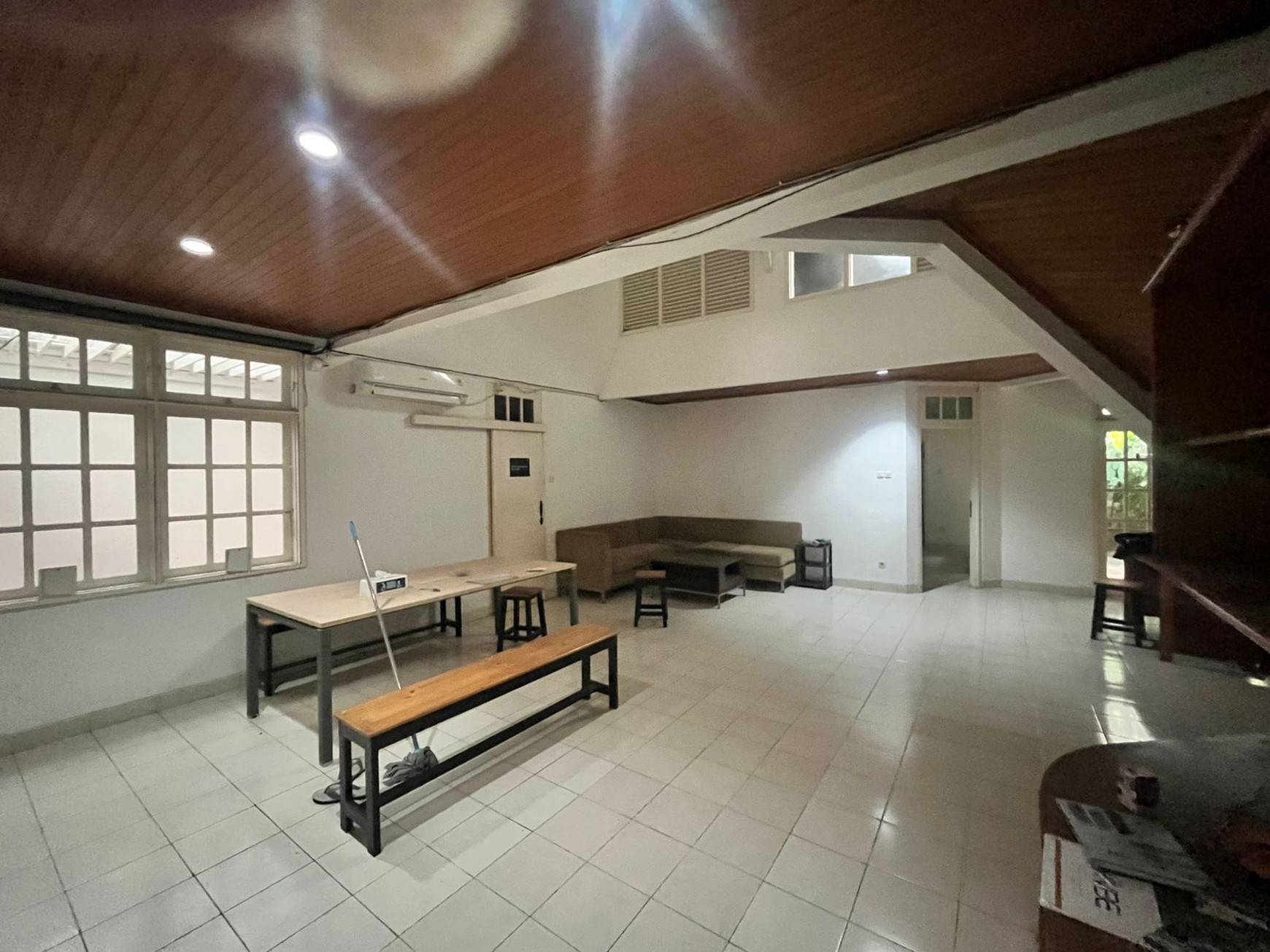 Disewakan rumah dalam komplek di lebak bulus dekat stasiun MRT. Bisa untuk kantor