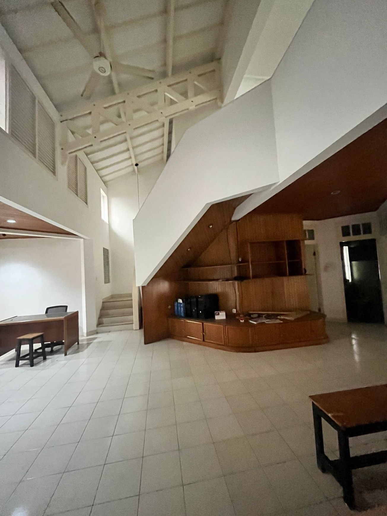 Disewakan rumah dalam komplek di lebak bulus dekat stasiun MRT. Bisa untuk kantor