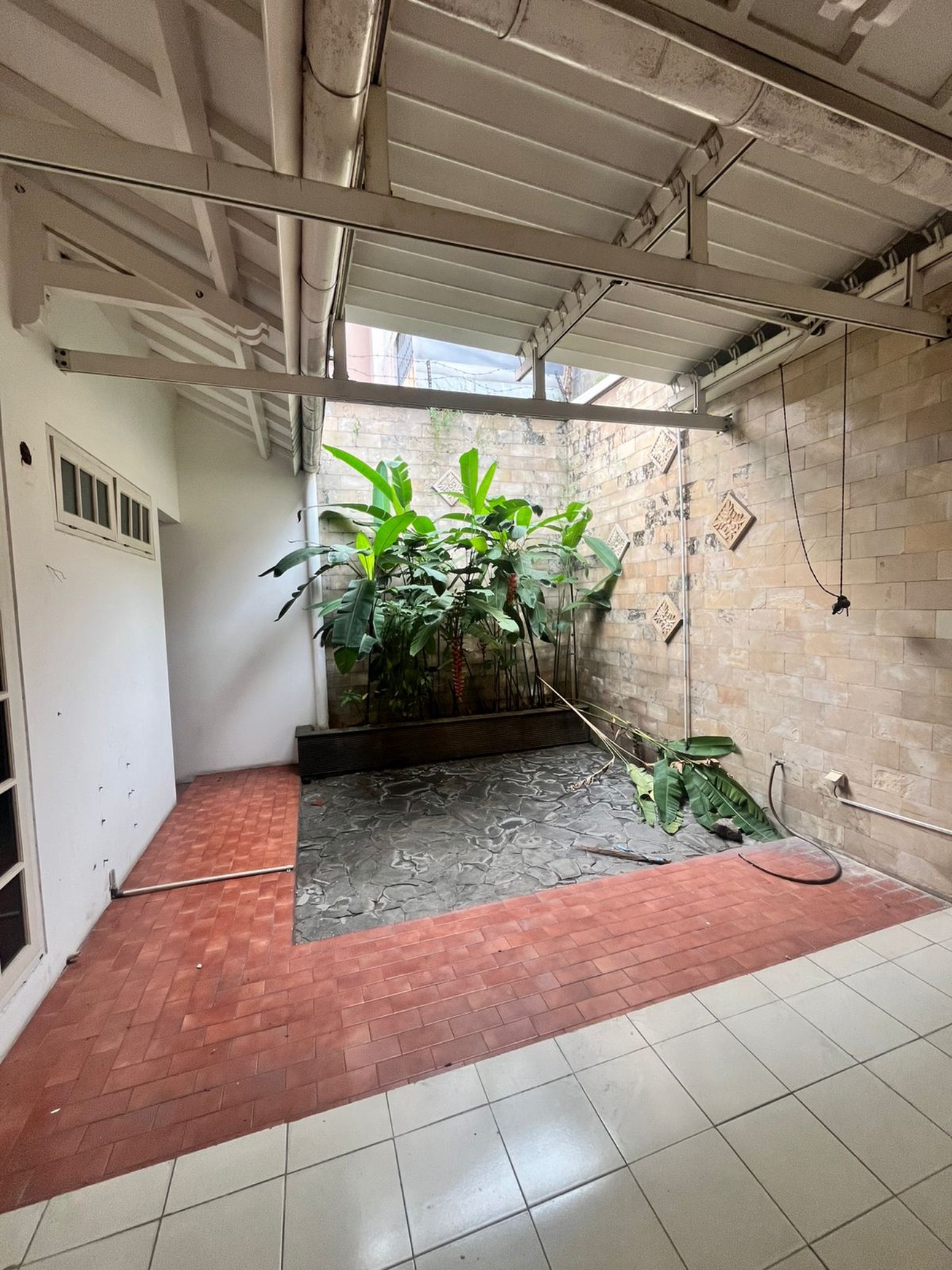 Disewakan rumah dalam komplek di lebak bulus dekat stasiun MRT. Bisa untuk kantor