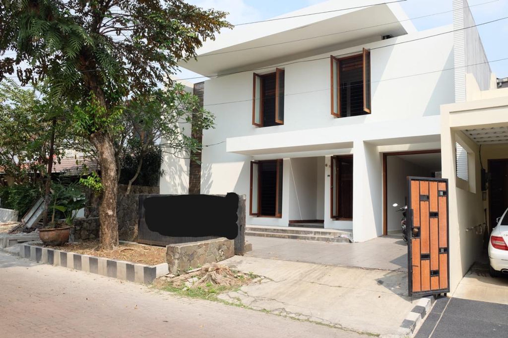 Rumah dalam komplek yang tenang dan nyaman, selangkah ke stasiun MRT