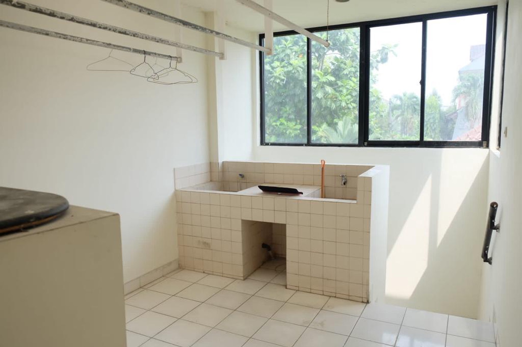 Rumah dalam komplek yang tenang dan nyaman, selangkah ke stasiun MRT