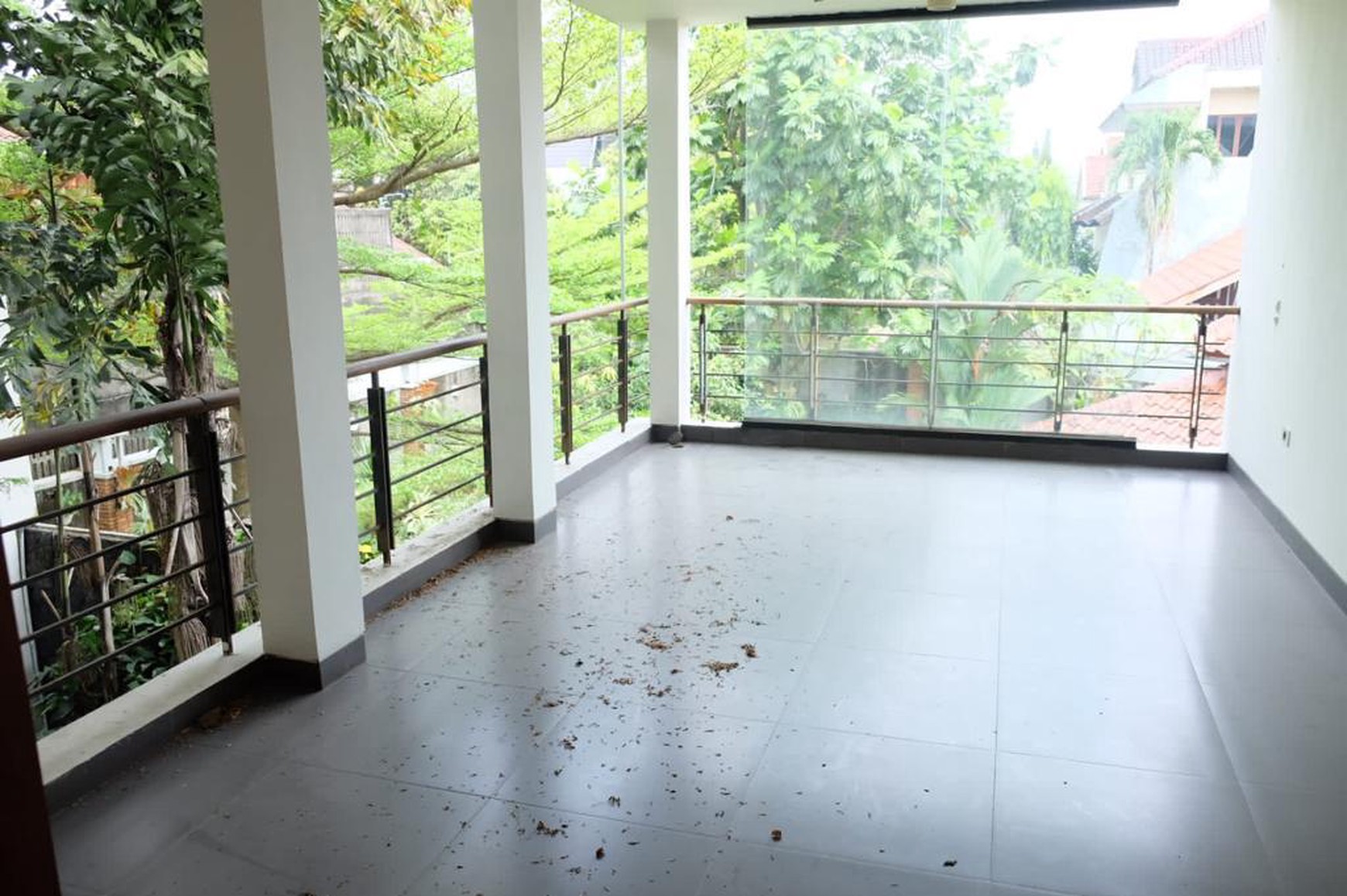 Rumah dalam komplek yang tenang dan nyaman, selangkah ke stasiun MRT