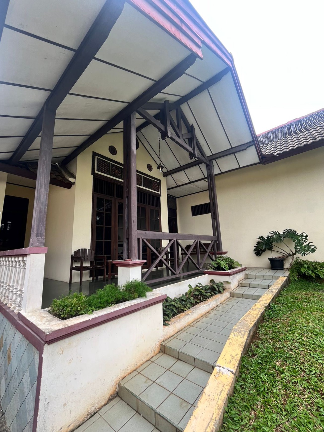 Rumah asri dengan halaman luas