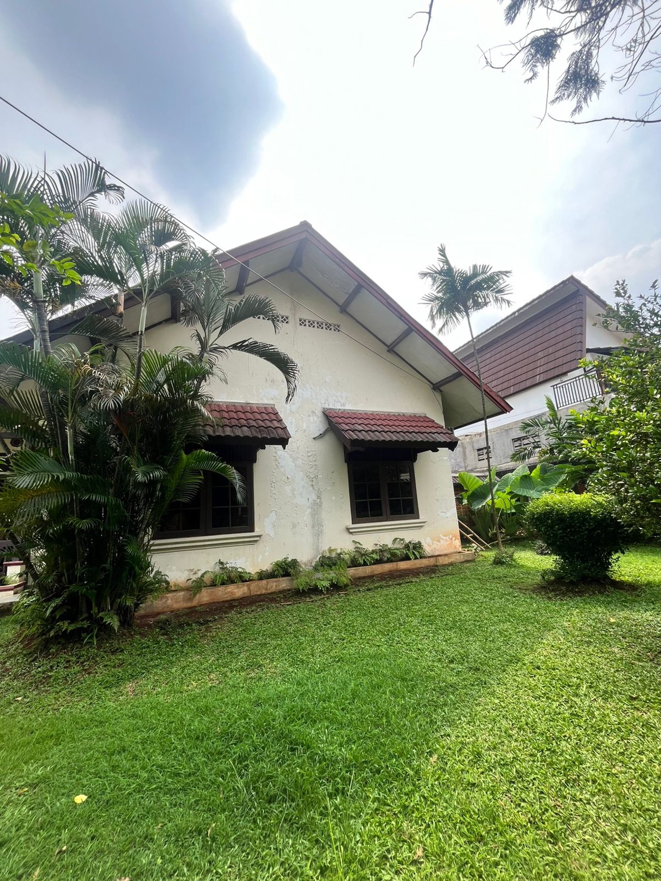 Rumah asri dengan halaman luas