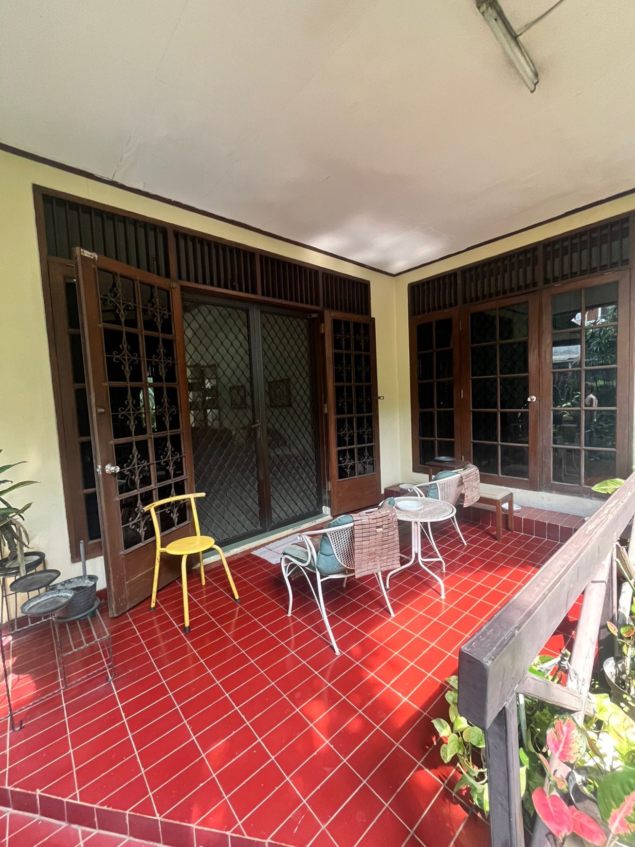 Rumah asri dengan halaman luas