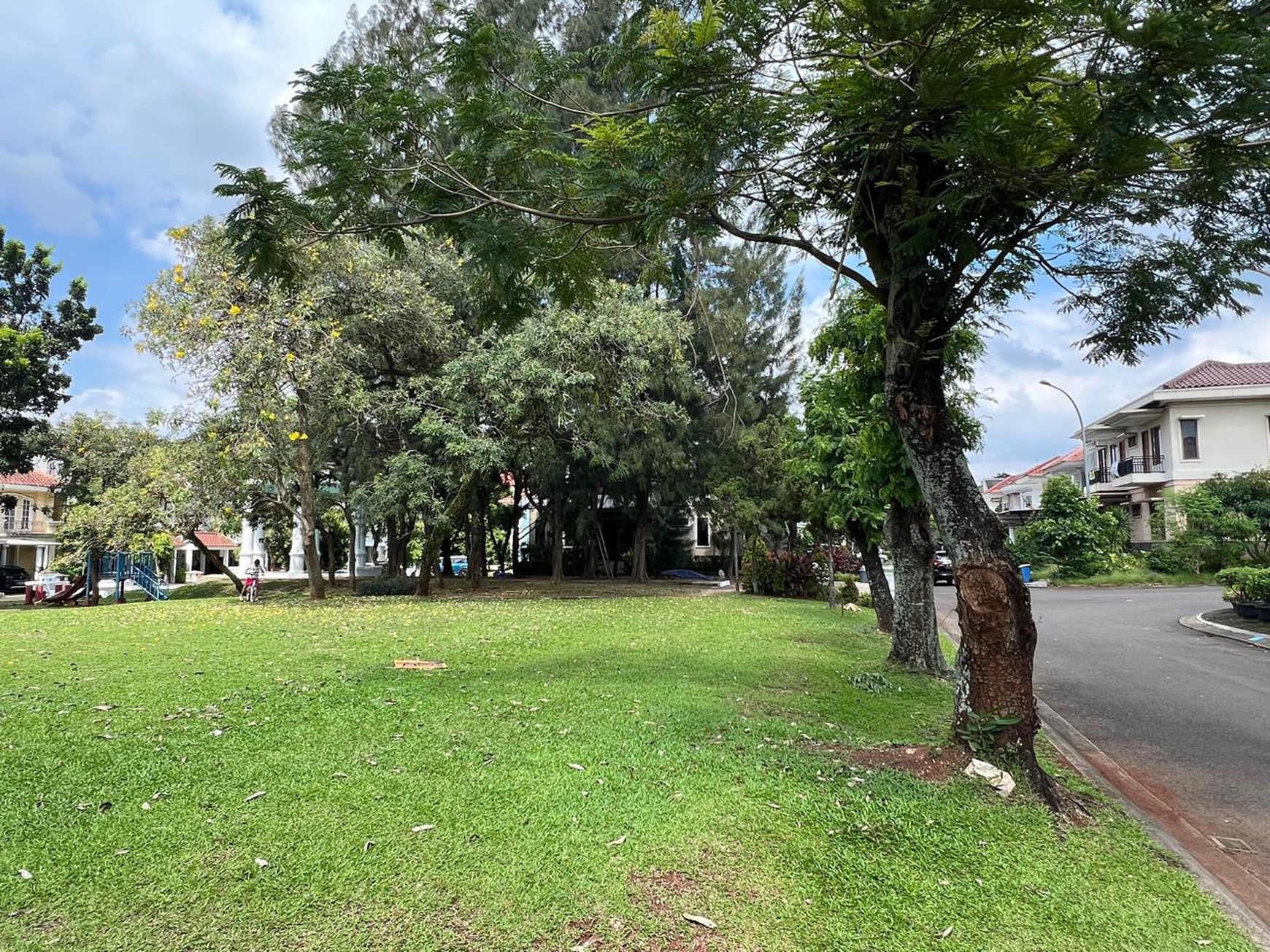 Kavling samping Taman  Versailles BSD city  Jarang ada