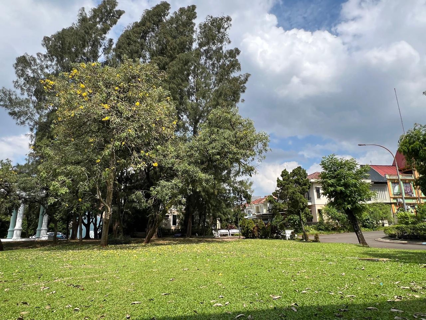 Kavling samping Taman  Versailles BSD city  Jarang ada