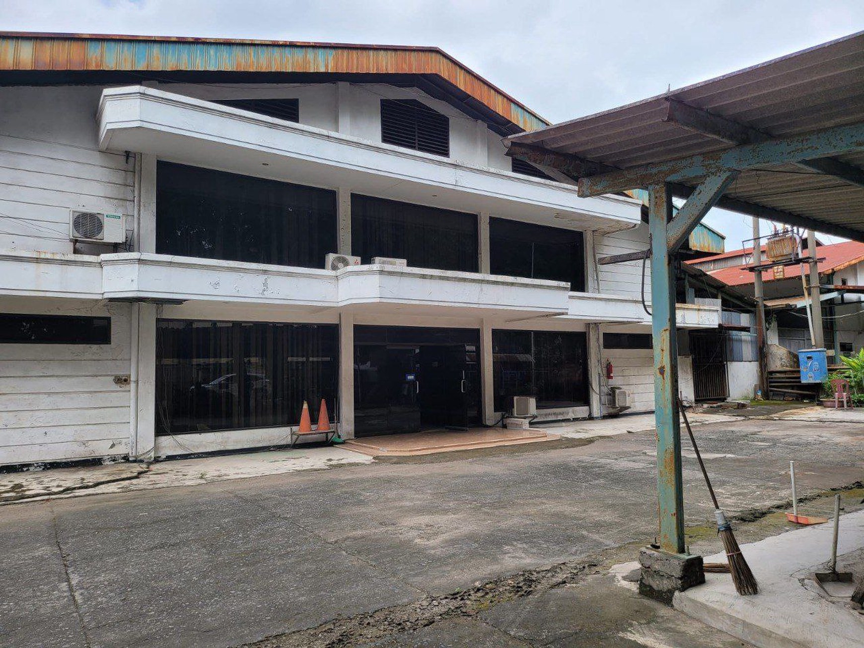 Dijual atau Disewakan Gudang Ex Pabrik Di Jl. Berbek Industri, Waru, Sidoarjo