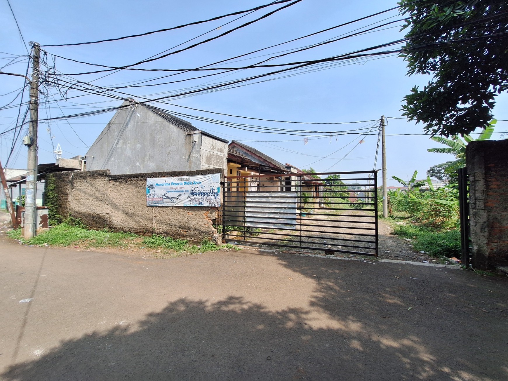 Tanah Seluas 5945 m2 Bonus 6 Rumah di Pamulang - Dekat Toll Ciputat & Mall Sawangan