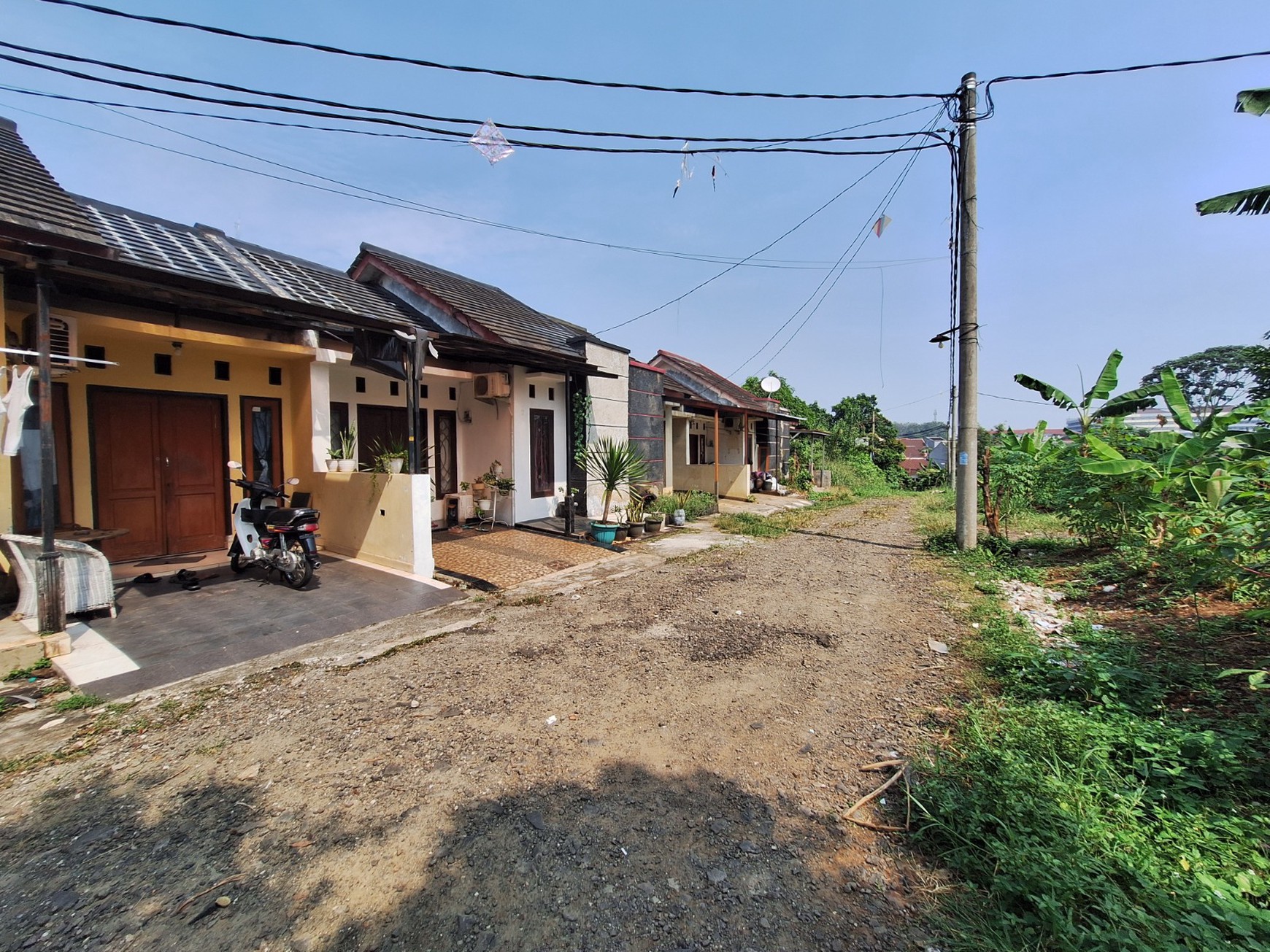 Tanah Seluas 5945 m2 Bonus 6 Rumah di Pamulang - Dekat Toll Ciputat & Mall Sawangan