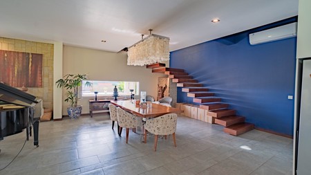 Villa Tropis Dekat Canggu, Suasana Asri & Tenang di Munggu, Bali