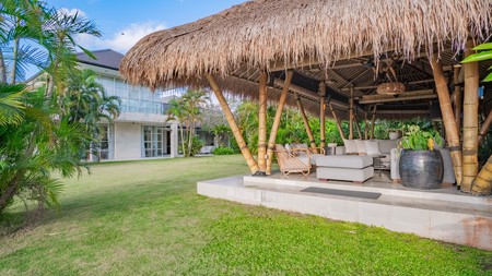 Villa Tropis dengan Desain Terbuka di Munggu Bali Siap Huni