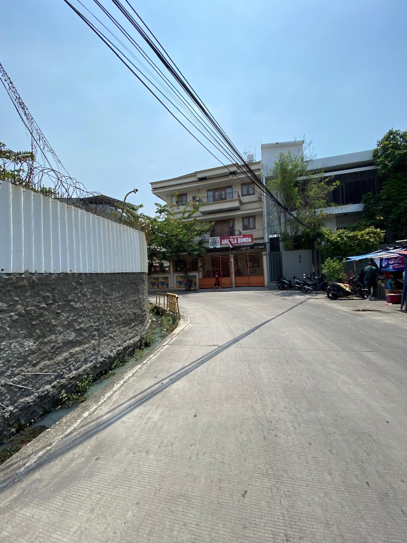 Rumah diarea perdagangan 3 unit jadi 1 Ratu Kemuning Duri Kepa Kebon Jeruk jual segera sampai jadi hot price