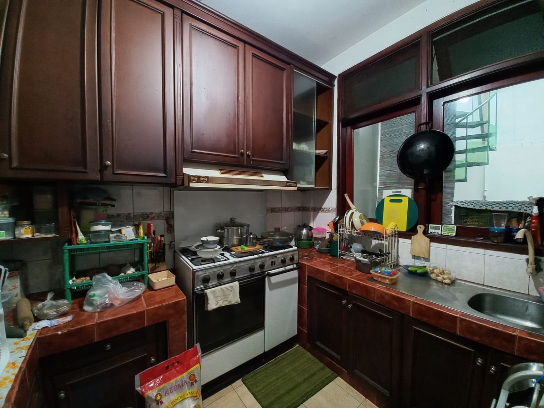 RUMAH NYAMAN DI RAFFLES HILLS CIBUBUR, AKSES MUDAH DARI JAGORAWI, SENTUL CITY.