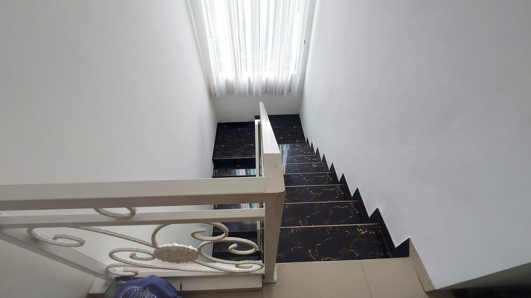 Rumah Dalam Townhouse Fully Furnished di Kebagusan Jakarta Selatan