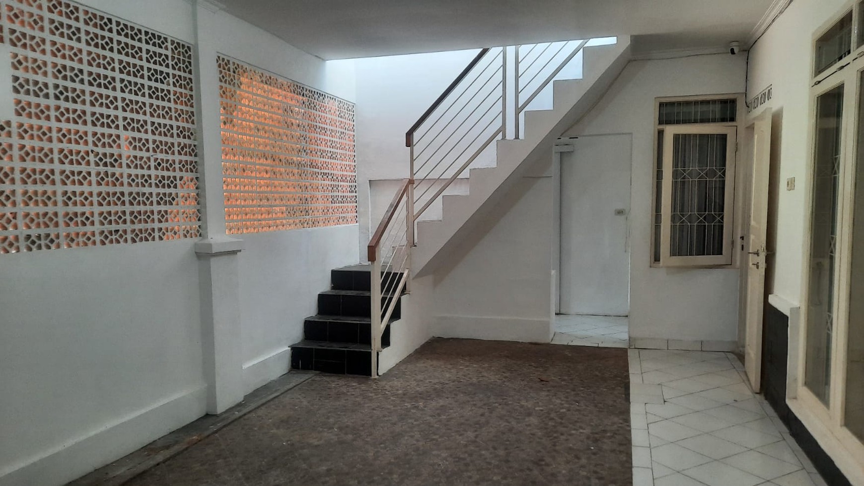 DISEWA RUMAH TINGGAL 2LT, BARU RENOVASI, DI CINERE