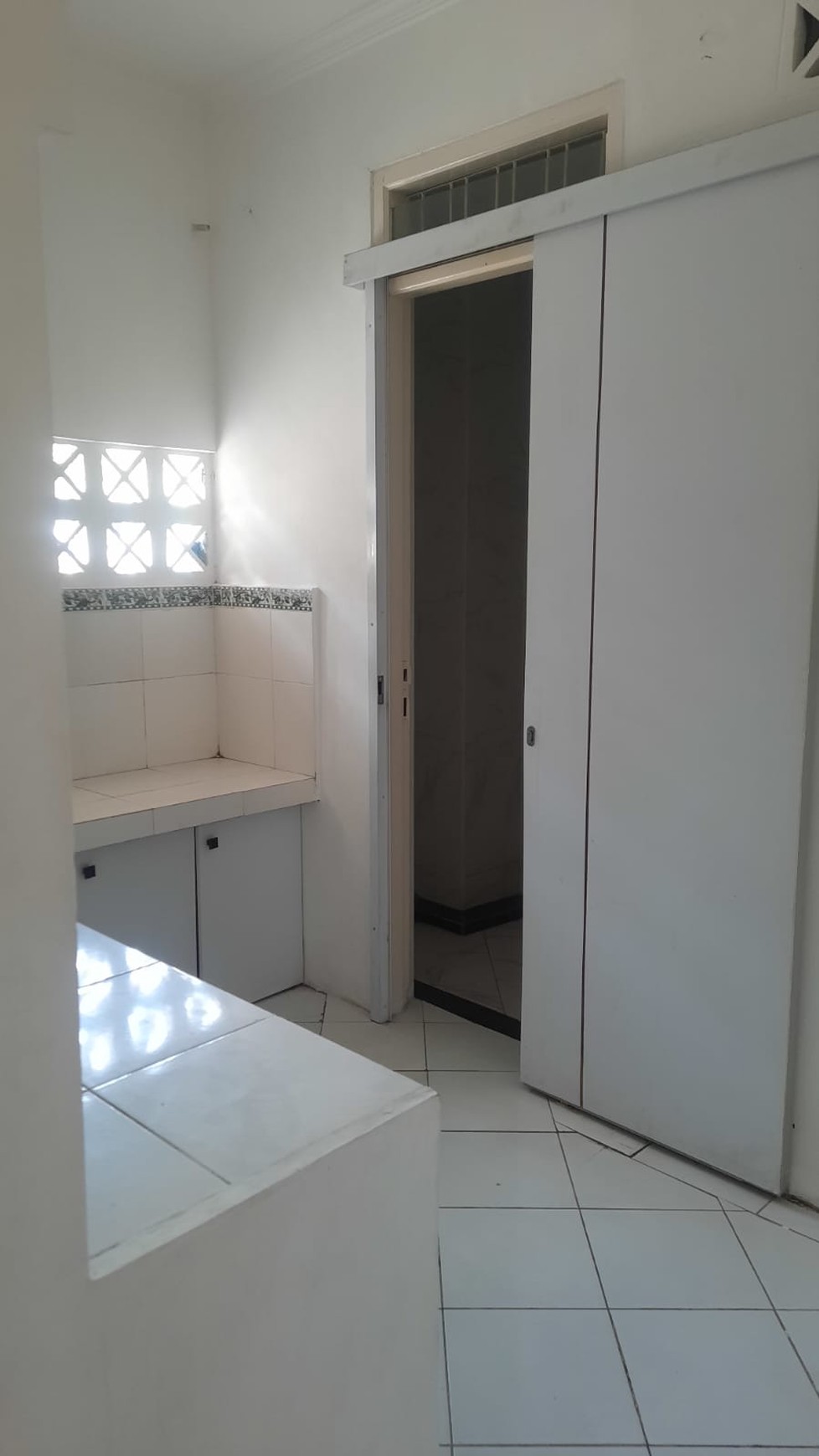 DISEWA RUMAH TINGGAL 2LT, BARU RENOVASI, DI CINERE