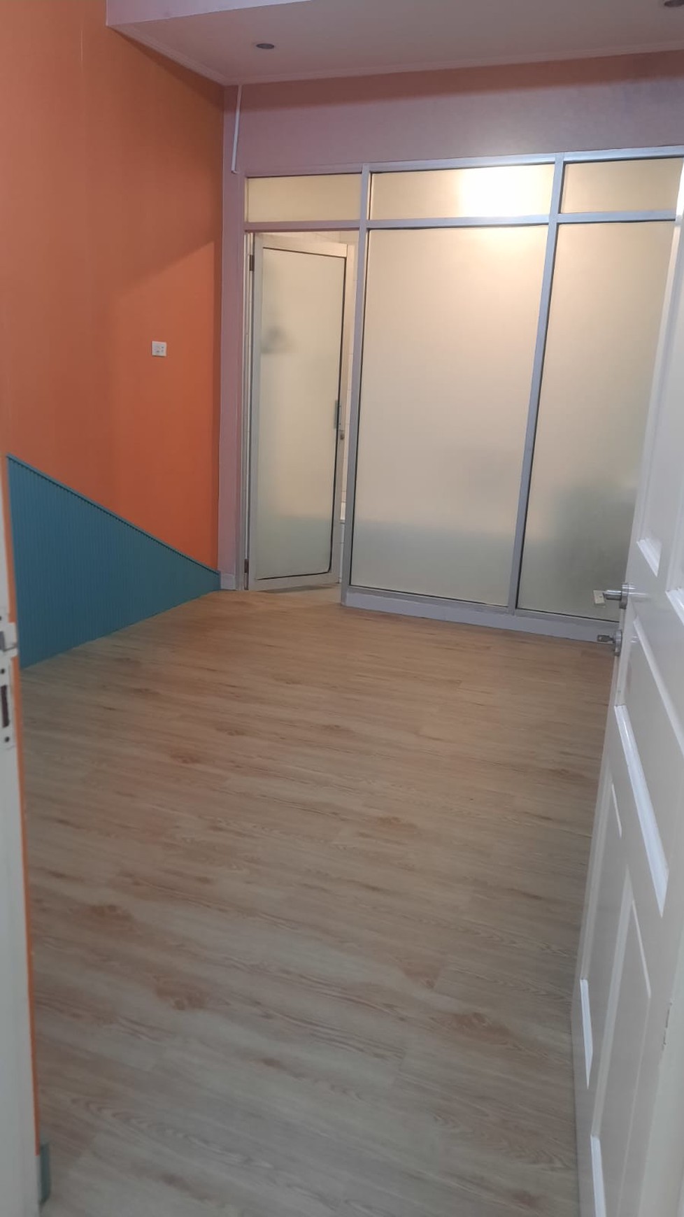 DISEWA RUMAH TINGGAL 2LT, BARU RENOVASI, DI CINERE
