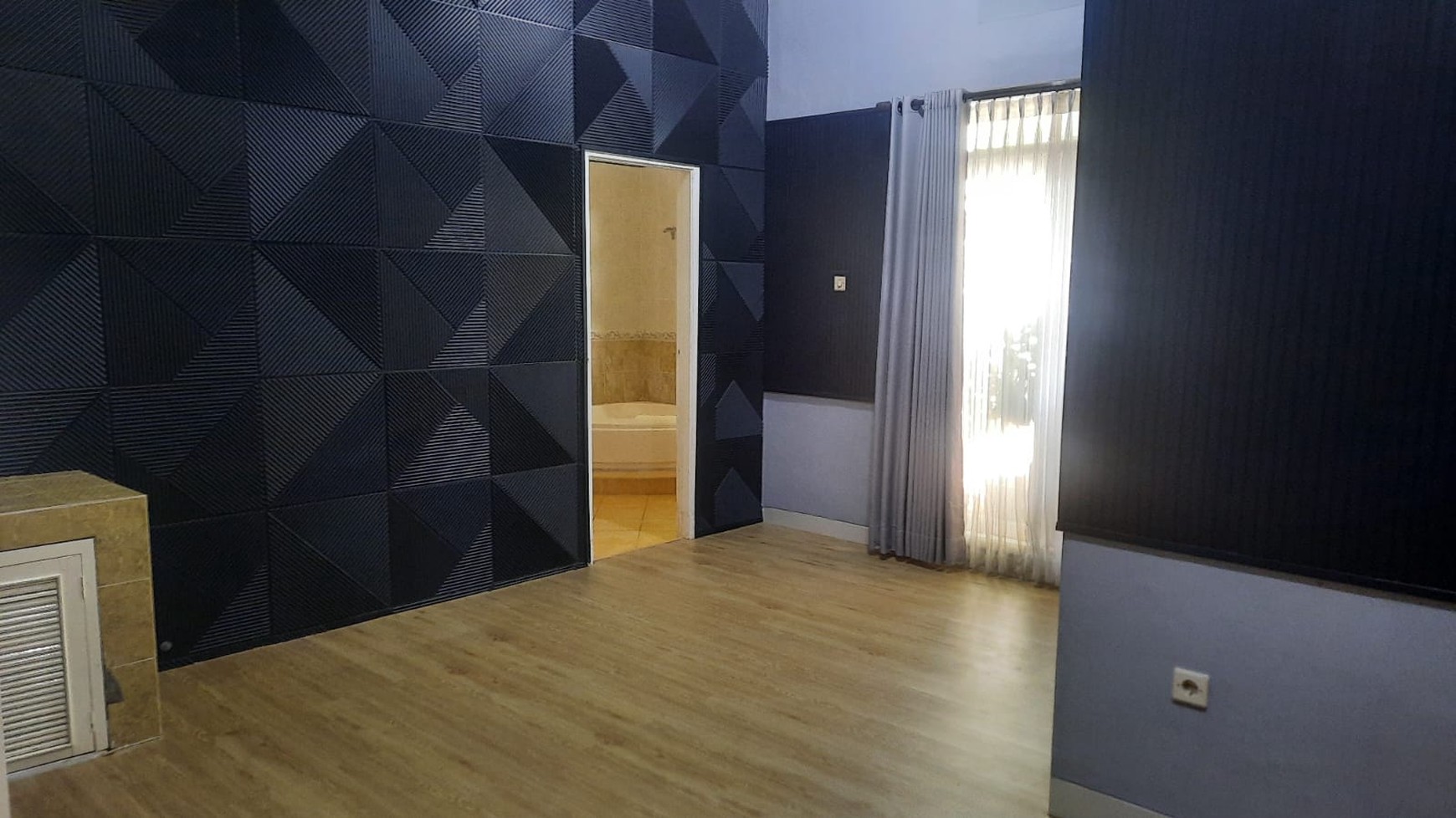 DISEWA RUMAH TINGGAL 2LT, BARU RENOVASI, DI CINERE