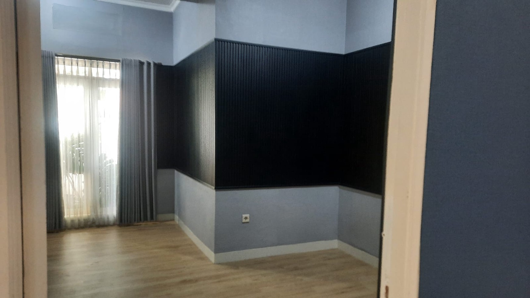 DISEWA RUMAH TINGGAL 2LT, BARU RENOVASI, DI CINERE