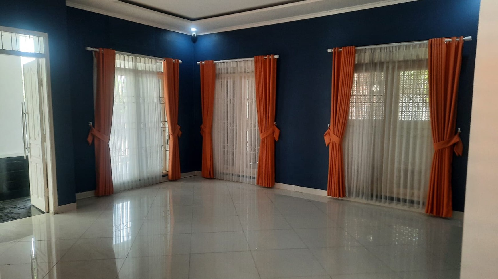 DISEWA RUMAH TINGGAL 2LT, BARU RENOVASI, DI CINERE