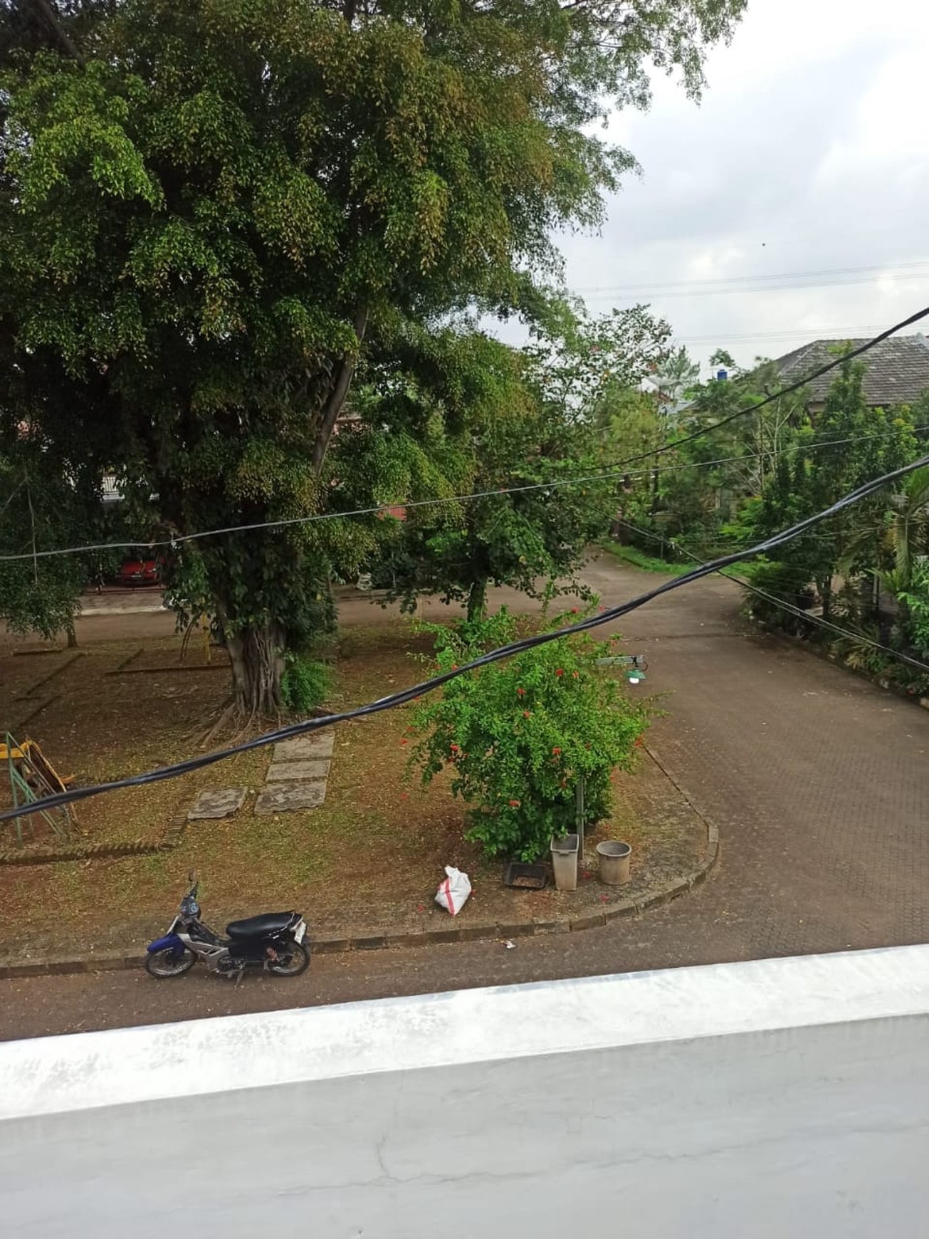 DISEWA RUMAH TINGGAL 2LT, BARU RENOVASI, DI CINERE