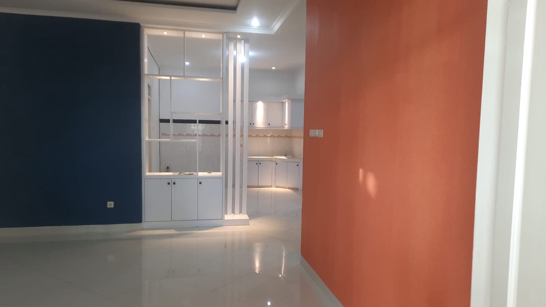 DISEWA RUMAH TINGGAL 2LT, BARU RENOVASI, DI CINERE