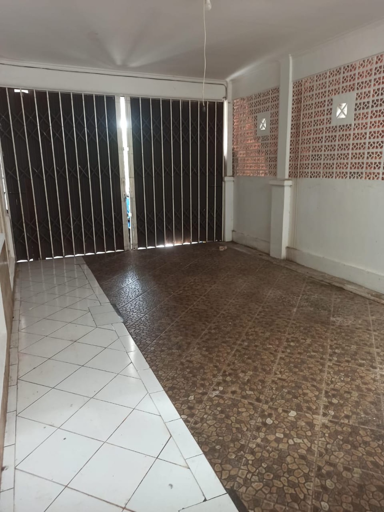 DISEWA RUMAH TINGGAL 2LT, BARU RENOVASI, DI CINERE