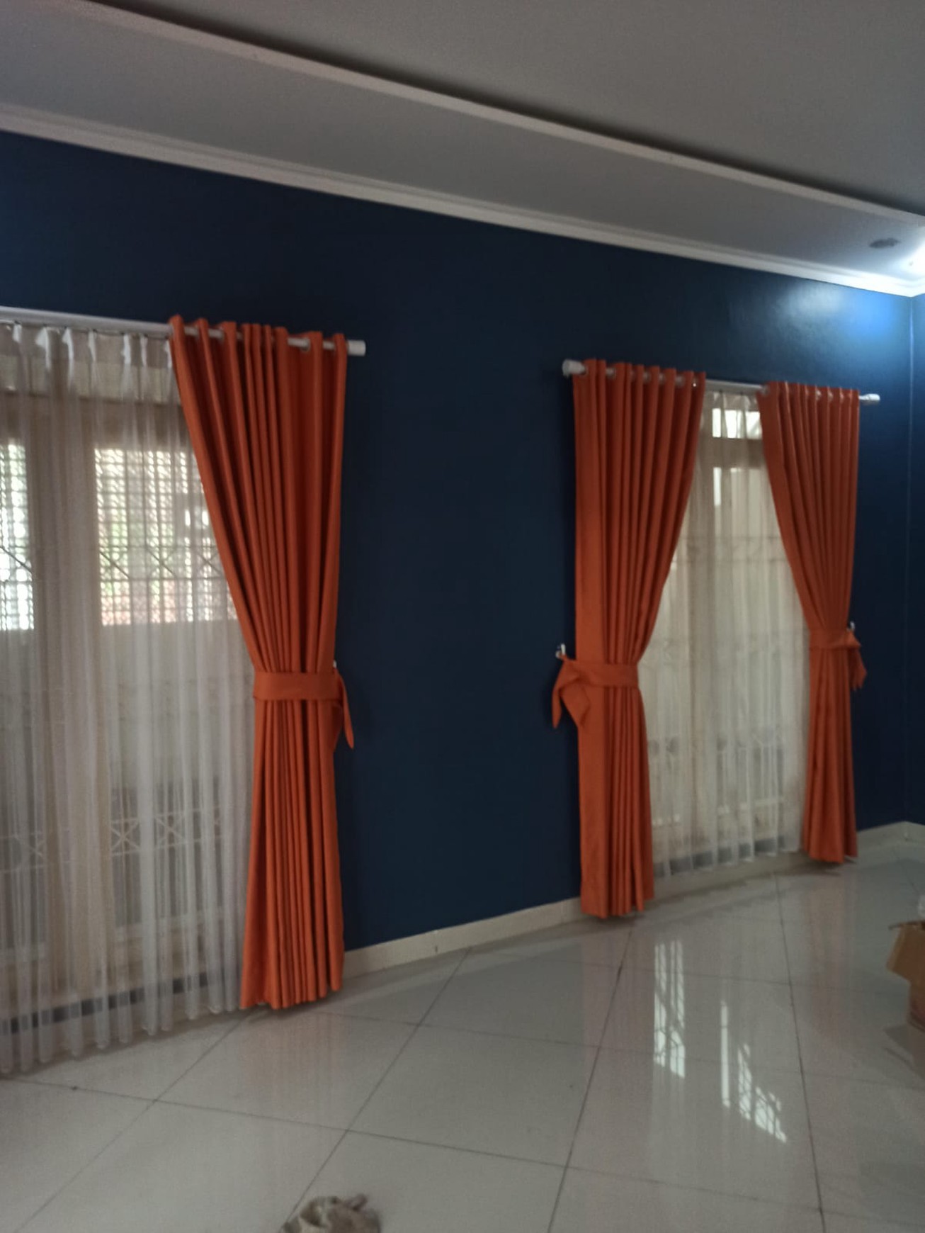 DISEWA RUMAH TINGGAL 2LT, BARU RENOVASI, DI CINERE