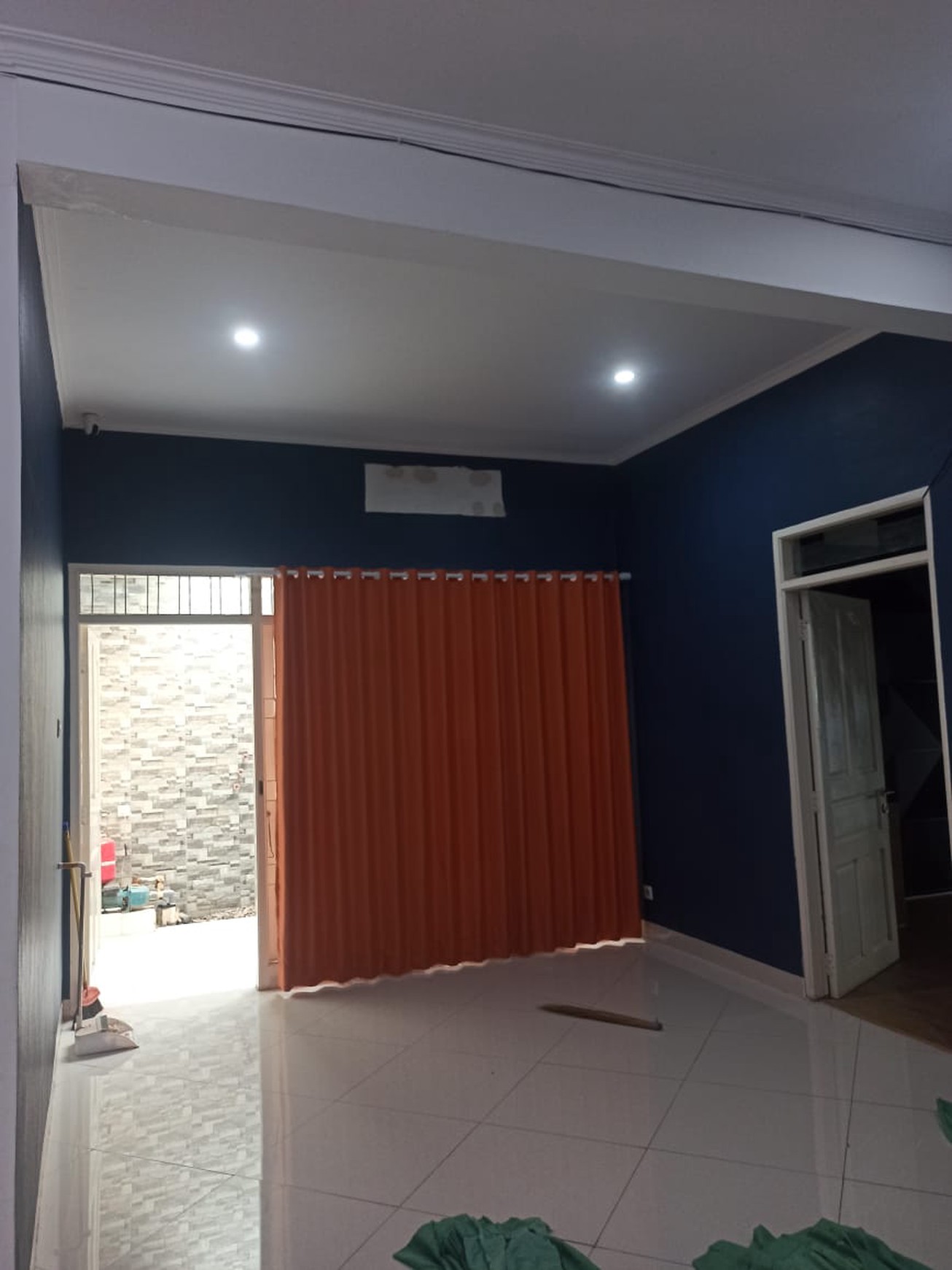 DISEWA RUMAH TINGGAL 2LT, BARU RENOVASI, DI CINERE