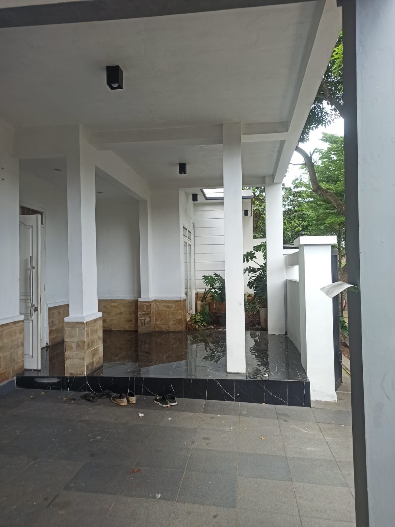 DISEWA RUMAH TINGGAL 2LT, BARU RENOVASI, DI CINERE