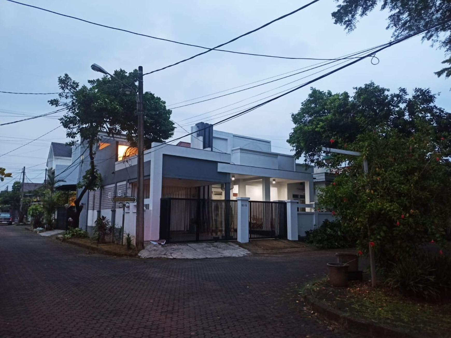 DISEWA RUMAH TINGGAL 2LT, BARU RENOVASI, DI CINERE
