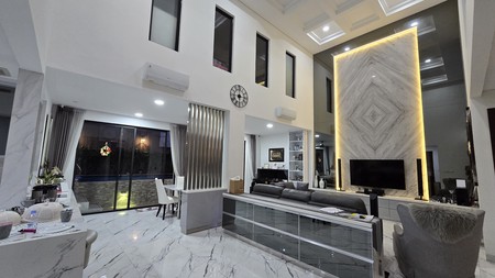 Rumah Mewah furnished dengan Kolam Renang di Puspita Loka BSD