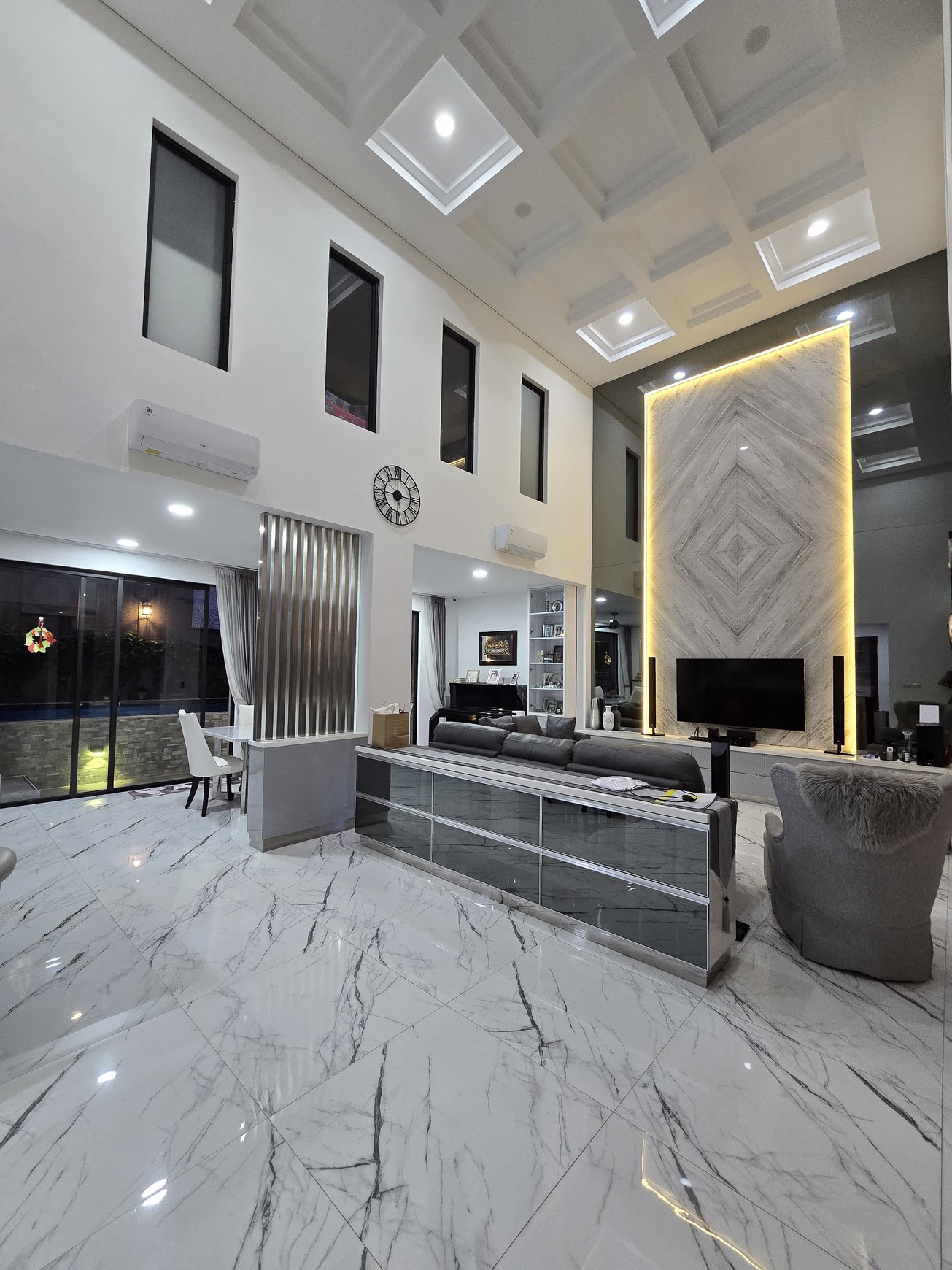 Rumah Mewah furnished dengan Kolam Renang di Puspita Loka BSD