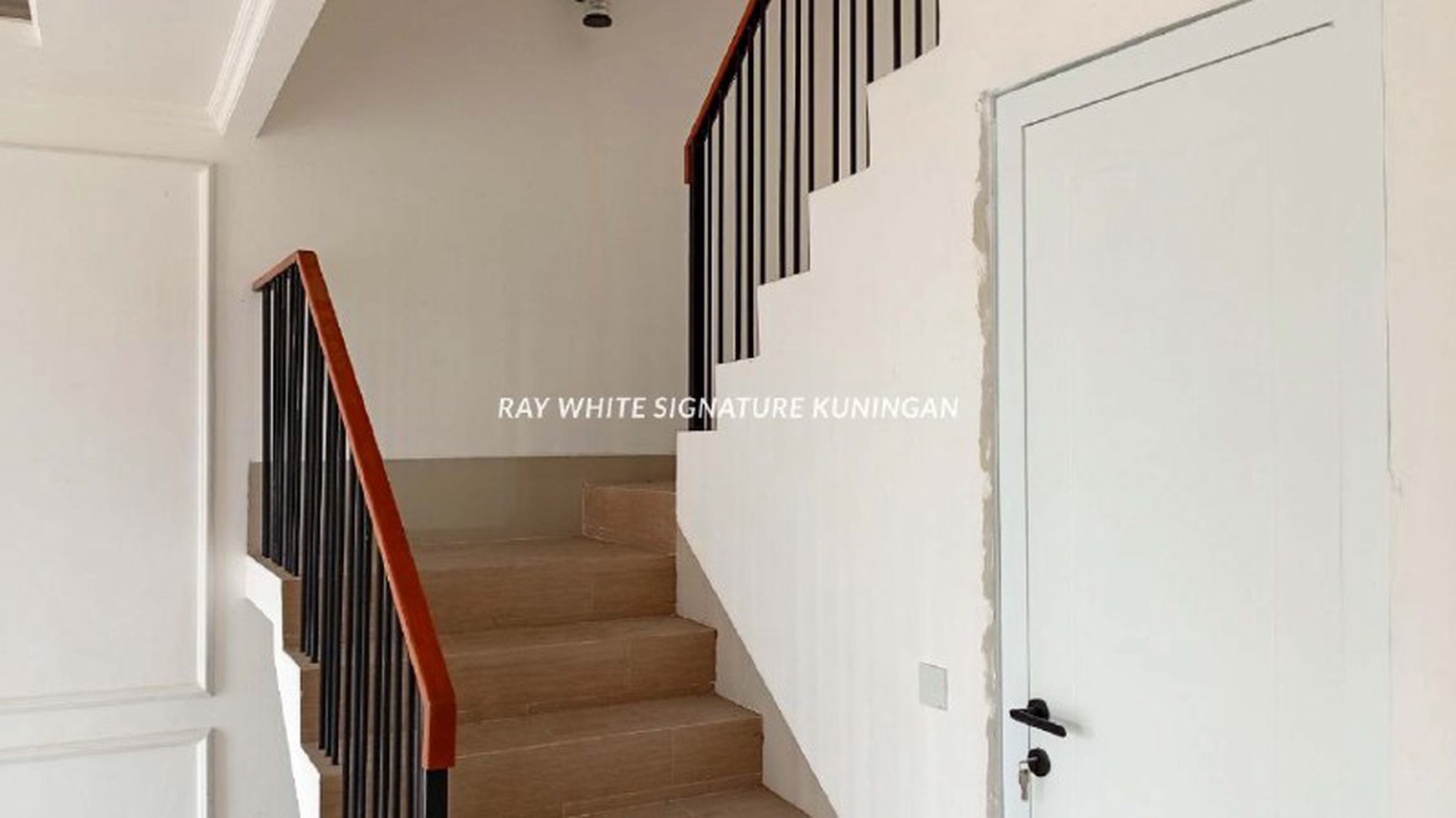 Rumah Cantik 3 Tingkat di dalam Townhouse Ciputat