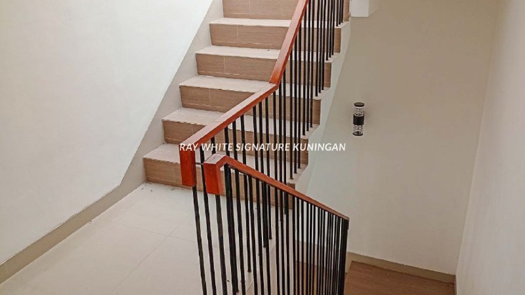 Rumah Cantik 3 Tingkat di dalam Townhouse Ciputat