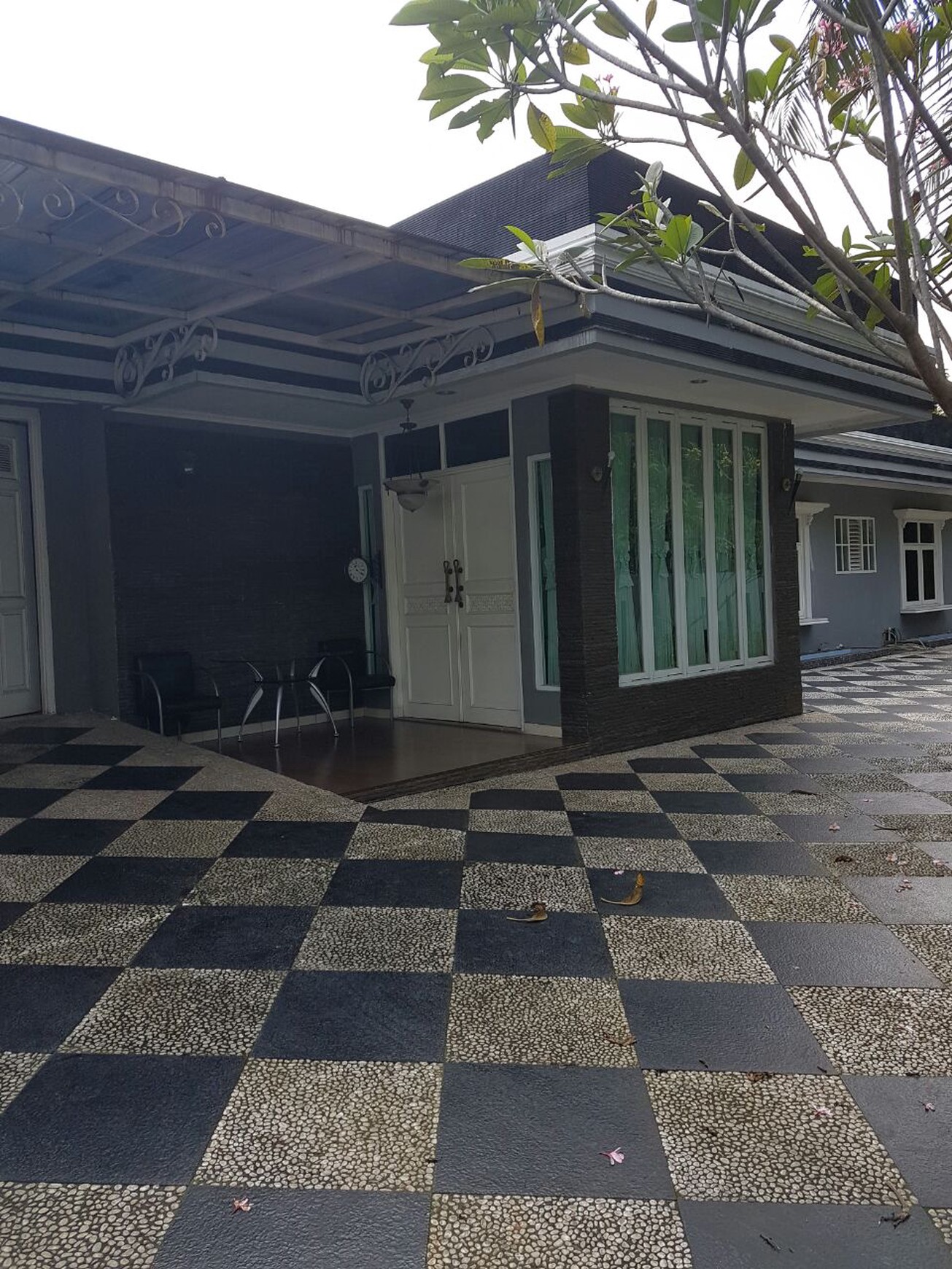 Rumah asri di Kemang Timur. Jakarta Selatan...