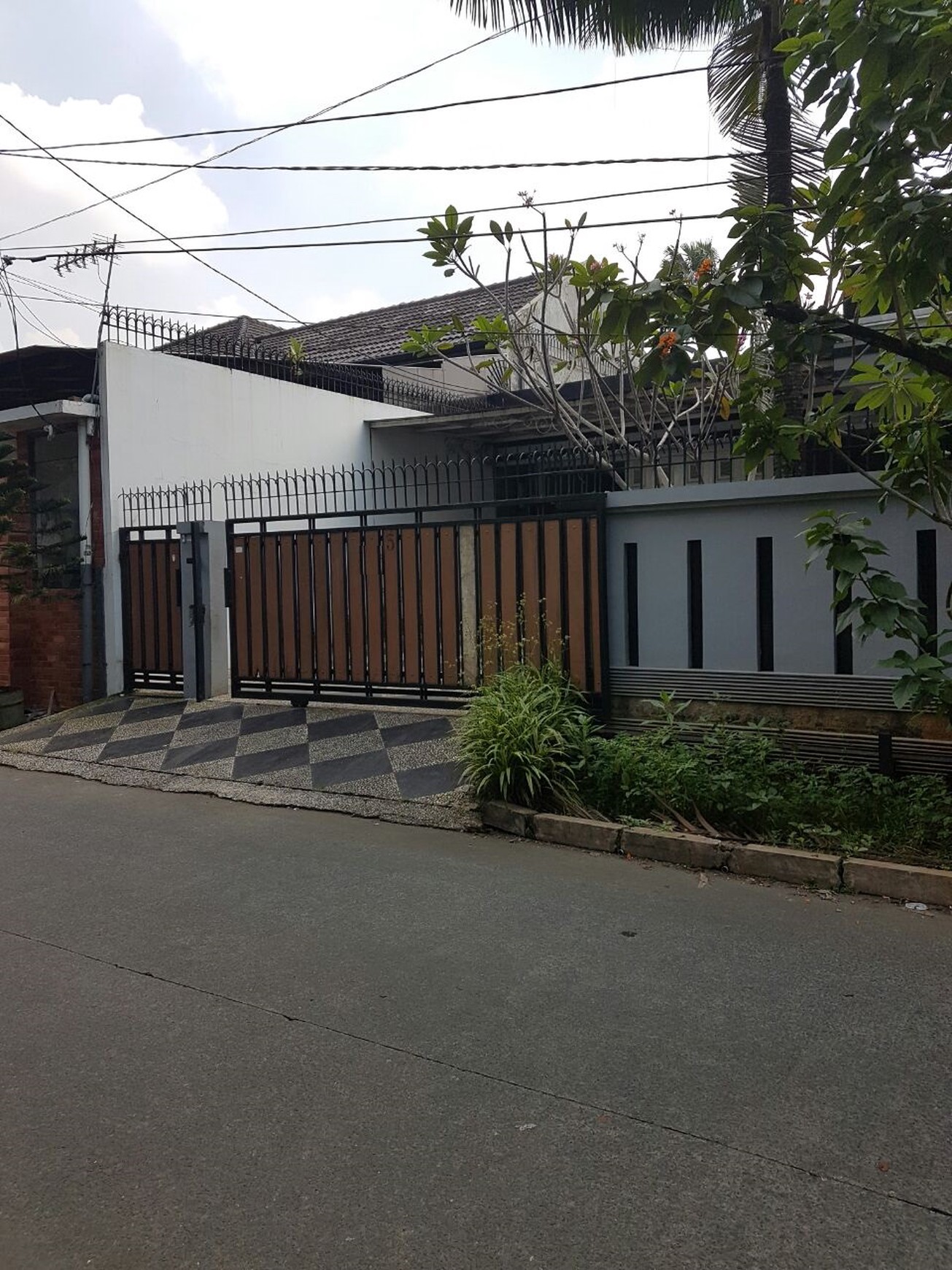 Rumah asri di Kemang Timur. Jakarta Selatan...