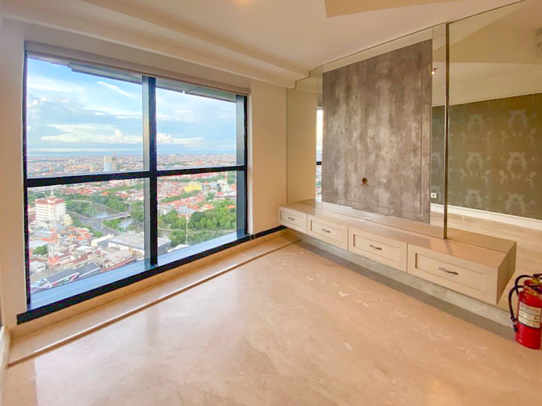 THE PEAK RESIDENCE SURABAYA, STRATEGIS TENGAH KOTA, AKSES LANGSUNG KE TUNJUNGAN PLAZA 5