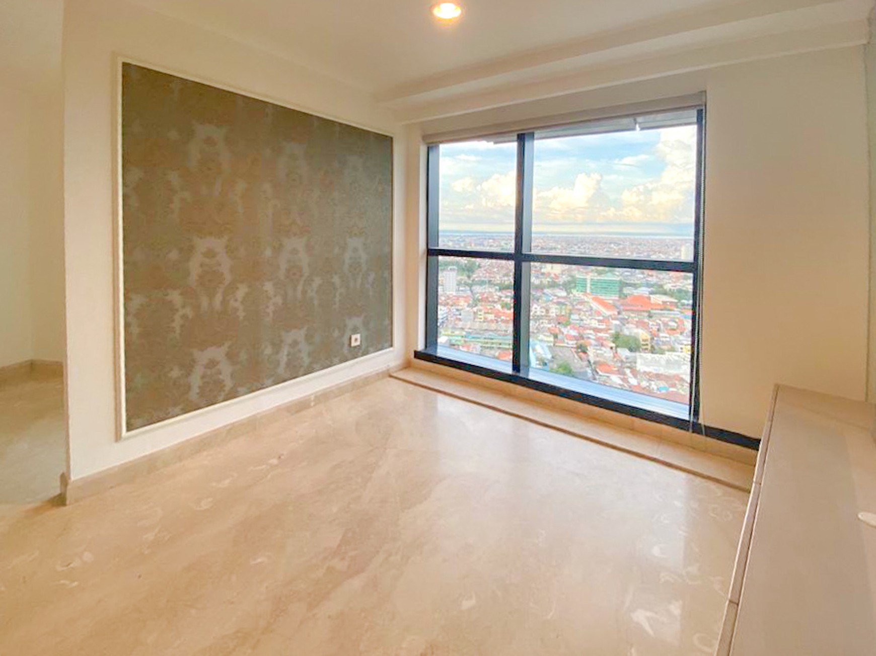 THE PEAK RESIDENCE SURABAYA, STRATEGIS TENGAH KOTA, AKSES LANGSUNG KE TUNJUNGAN PLAZA 5