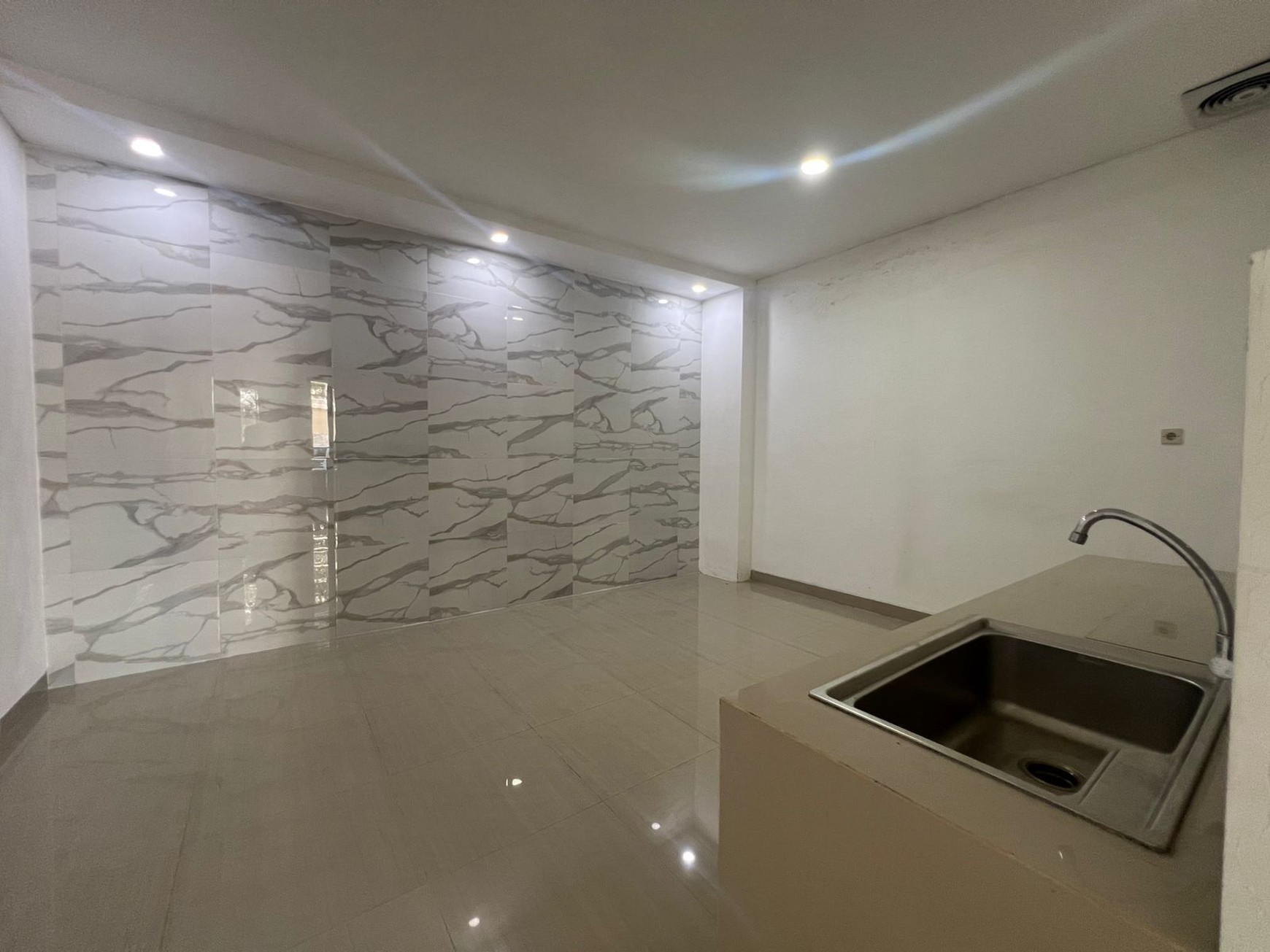 rumah modern bagus siap huni dijababeka monaco town