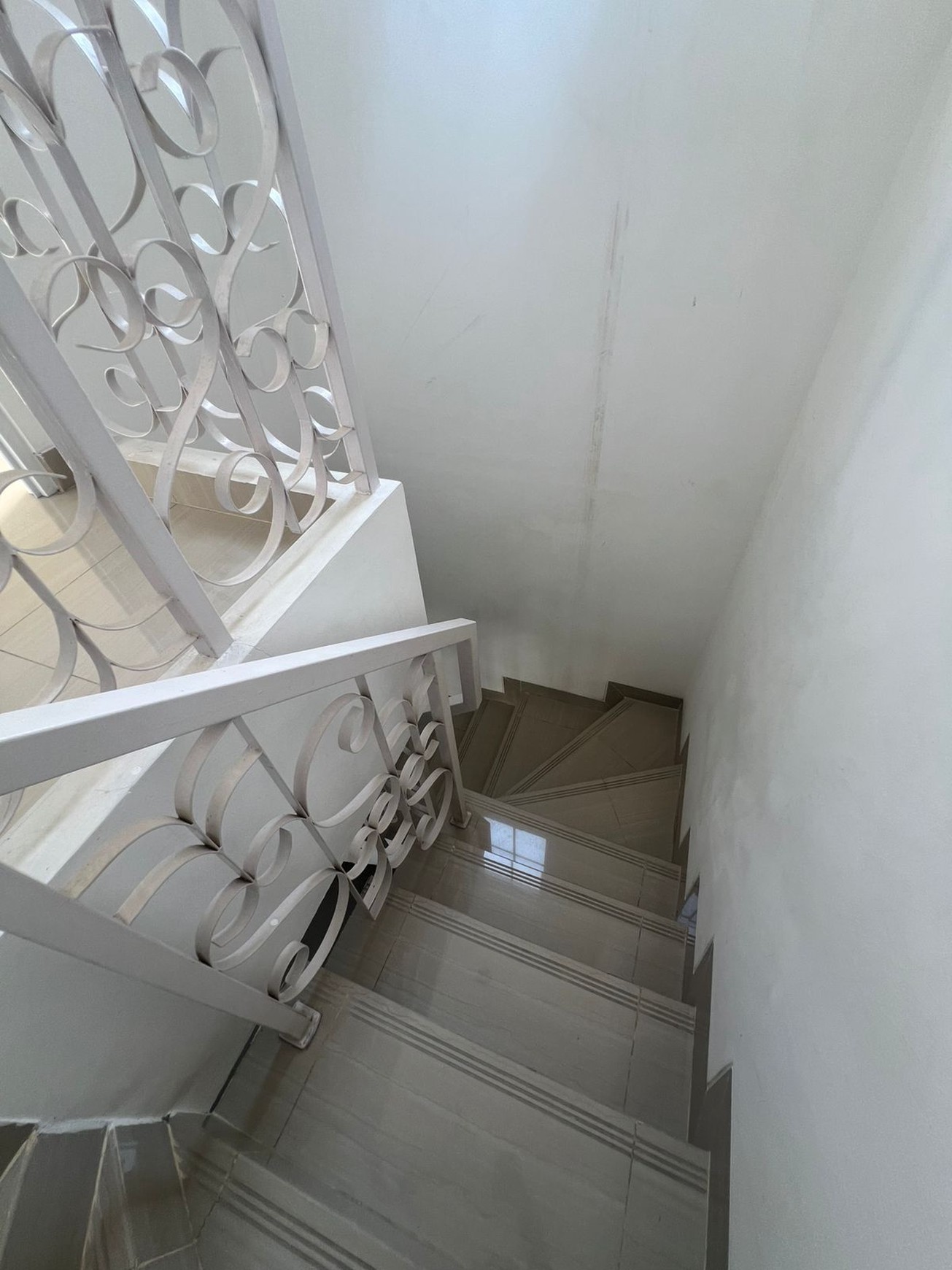 rumah modern bagus siap huni dijababeka monaco town