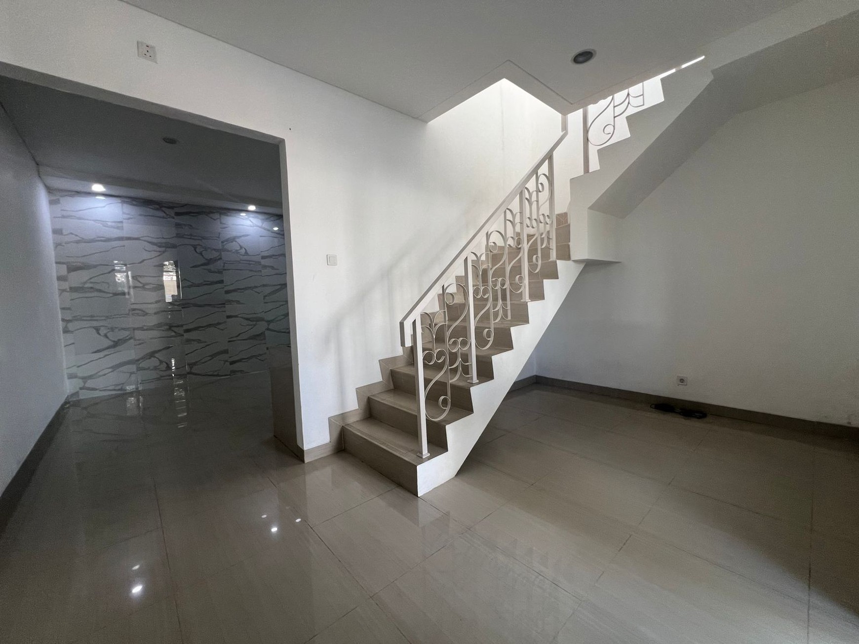 rumah modern bagus siap huni dijababeka monaco town