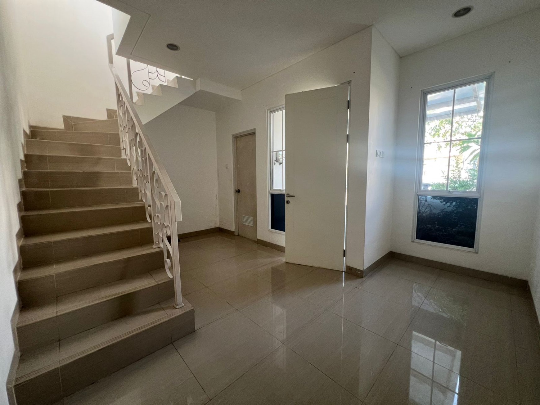 rumah modern bagus siap huni dijababeka monaco town
