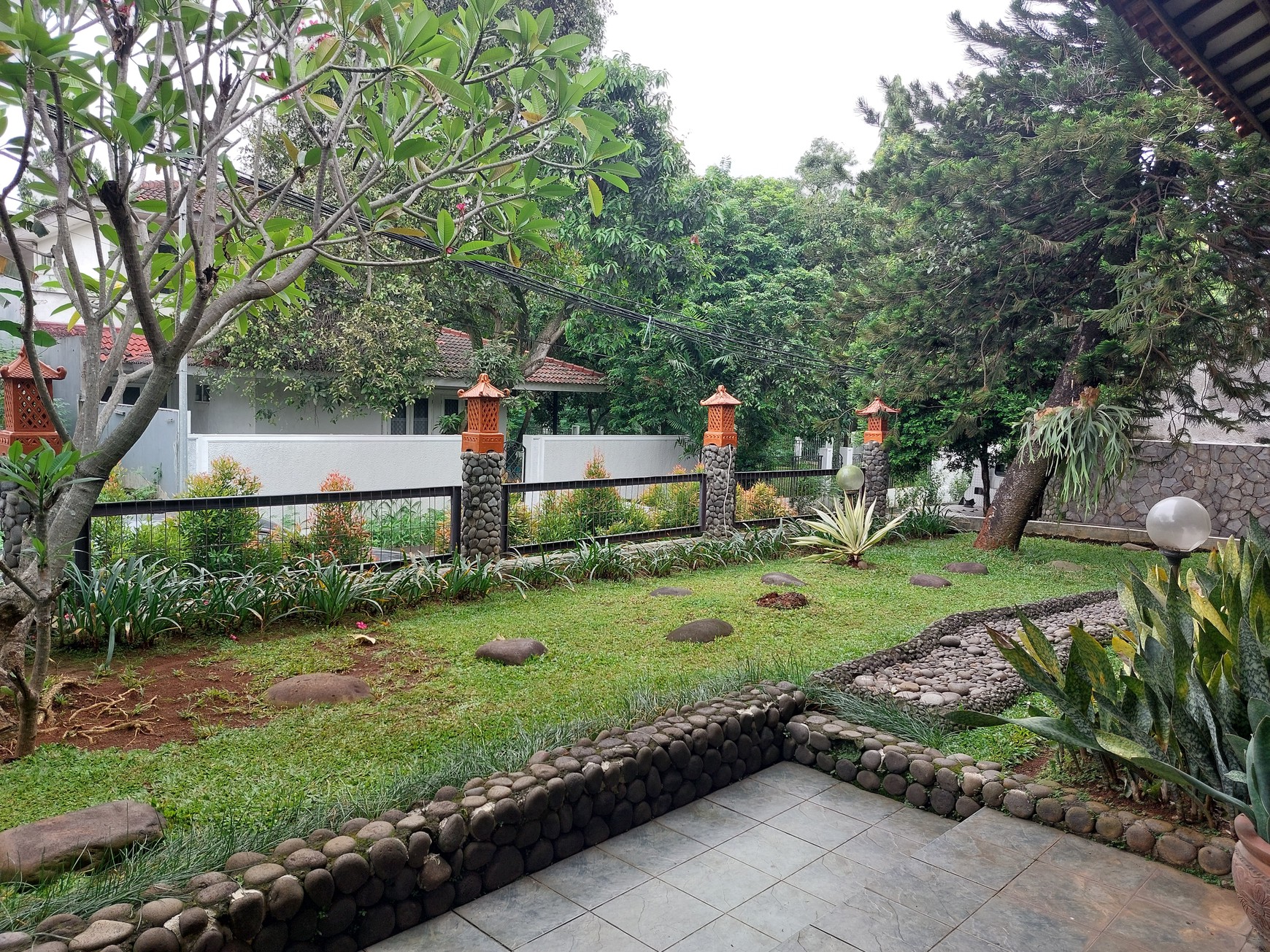 Rumah  2 lantai besar dan luas dialam perumahan  Villa cibubur Indah Cibubur Jakarta Timur